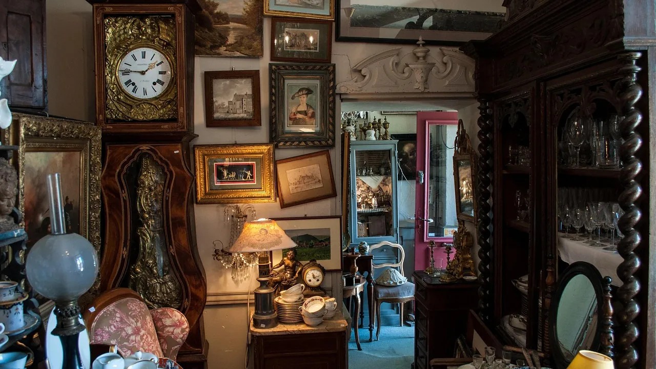 Une boutique d’antiquaire remplie de miroirs et de cadres dépareillés