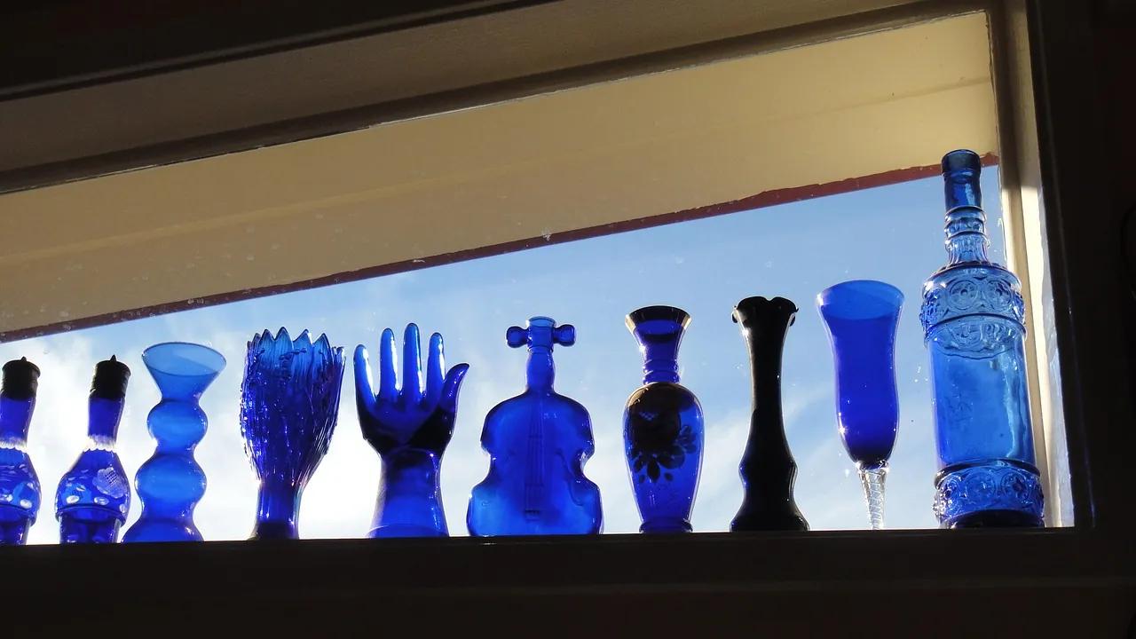 Une rangée de flacons de verre bleu, tous de formes différentes