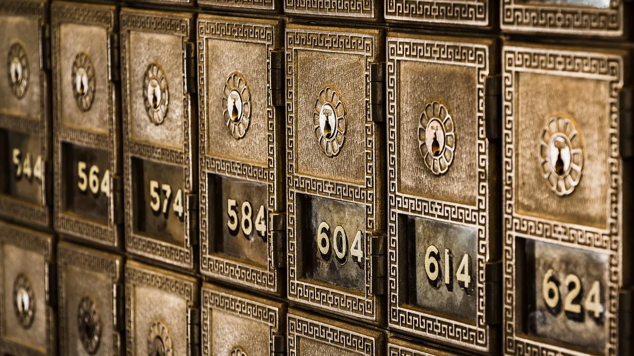 Un mur de boîtes postales numérotées, chacune avec sa serrure