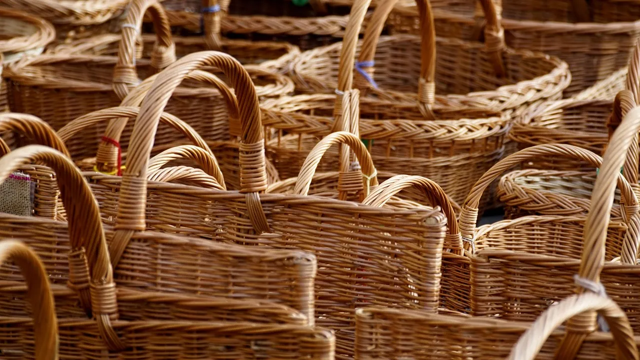 Des paniers d’osier de tailles différentes empilés