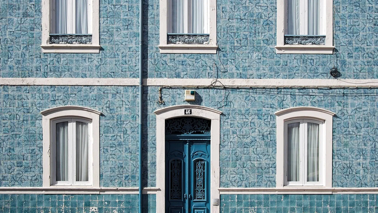 La façade d’un immeuble et la rangée de ses fenêtres